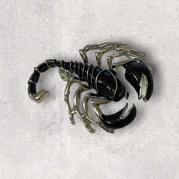 Skorpió öltöny bross (fekete-fehér)
